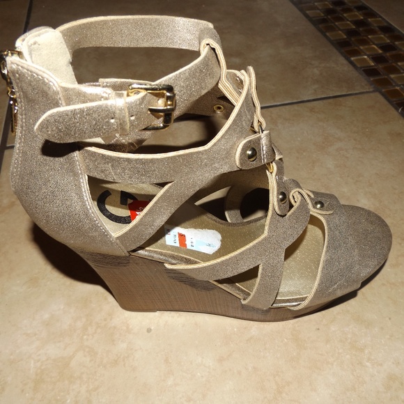 GUESS 5 1/2" WEDGE HEELS - Picture 2 of 4